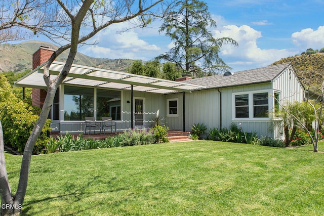 view of front of home featuring a front yard and a mountain view