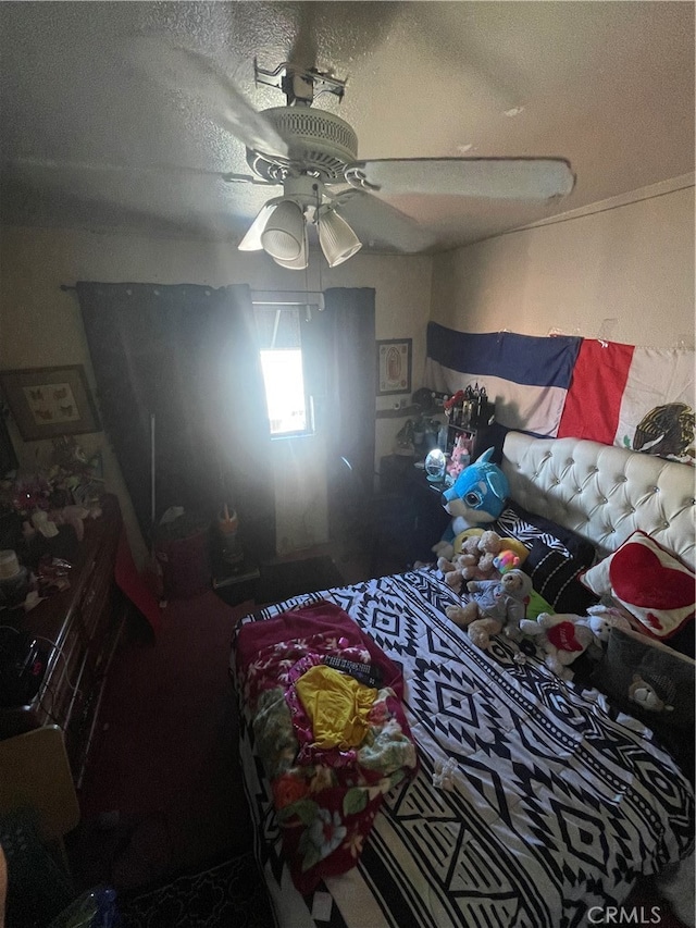 bedroom featuring ceiling fan and a textured ceiling