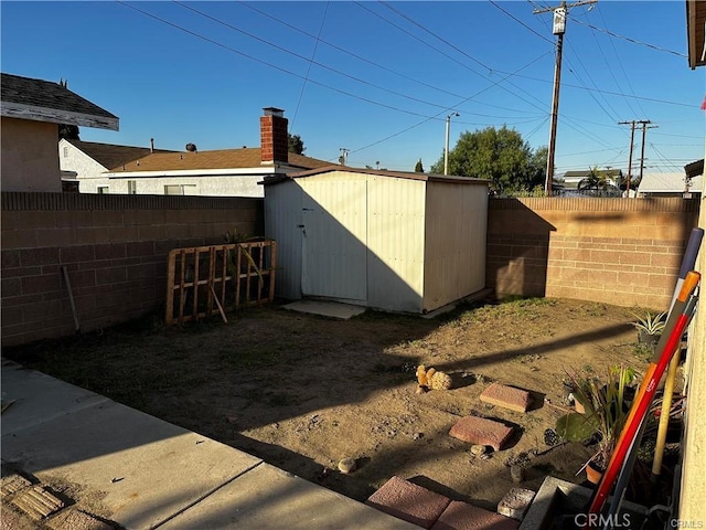 view of yard with a storage unit