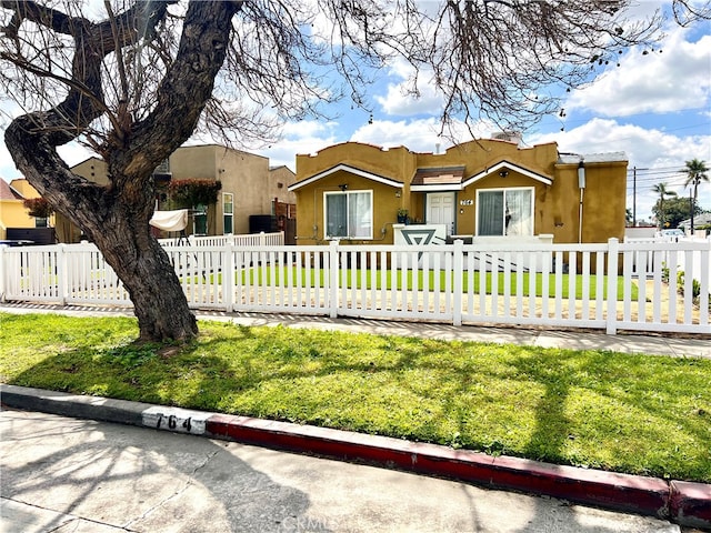 view of front facade with a front yard