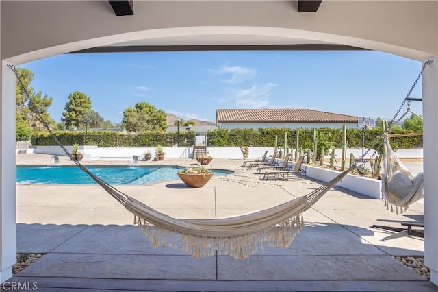 view of swimming pool featuring a jacuzzi and a patio area