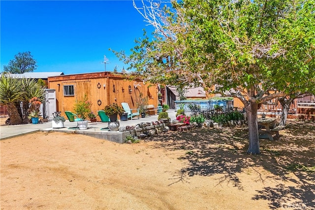 view of yard featuring a patio area