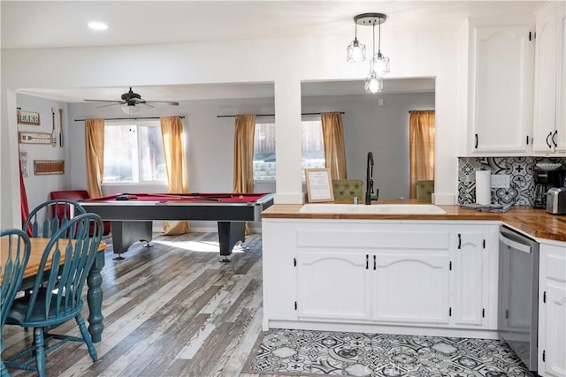 recreation room featuring ceiling fan, light wood-type flooring, sink, and pool table