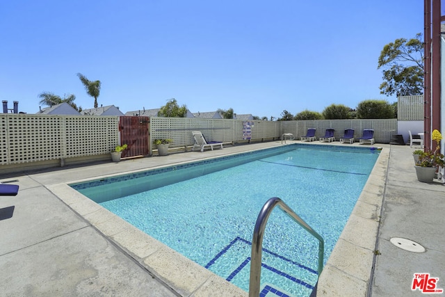 view of swimming pool