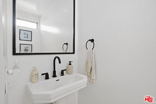 bathroom featuring sink