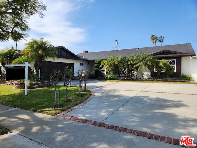 view of front facade featuring a garage and a front lawn