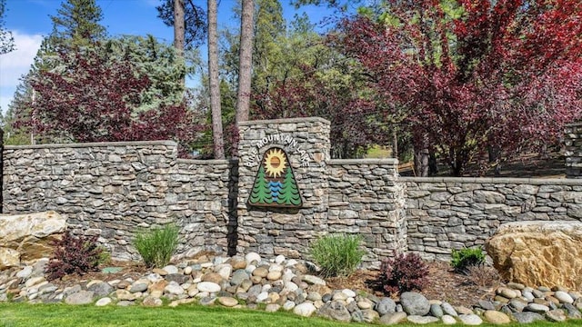 view of community / neighborhood sign