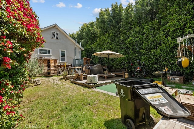 view of yard featuring an outdoor living space