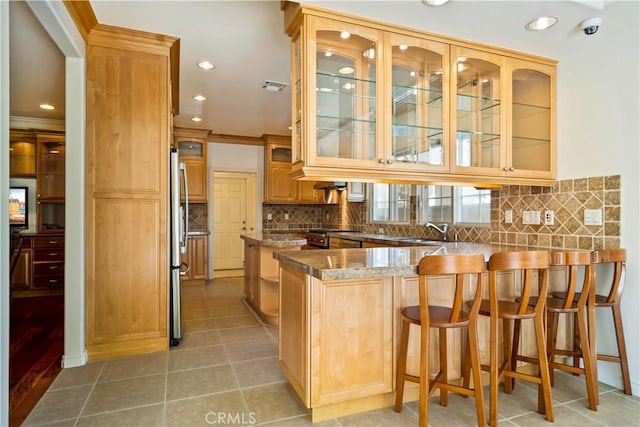 7264 W 88th Pl, Los Angeles, CA 90045 - kitchen with a peninsula, a sink, tasteful backsplash, glass insert cabinets, and recessed lighting