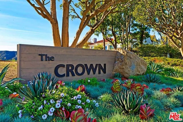 view of community / neighborhood sign