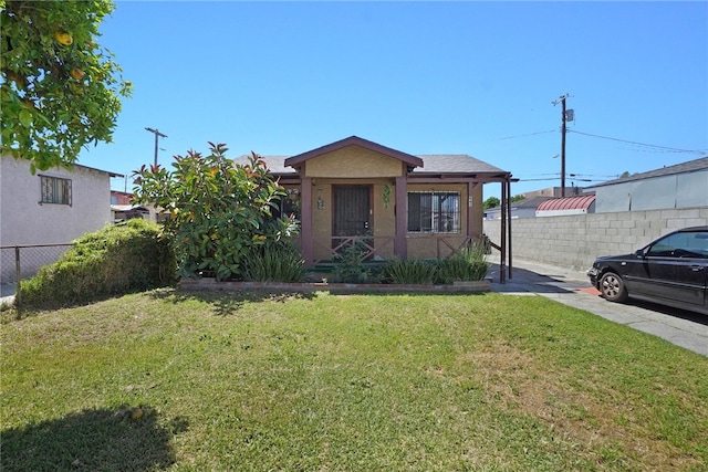 view of front facade featuring a front yard