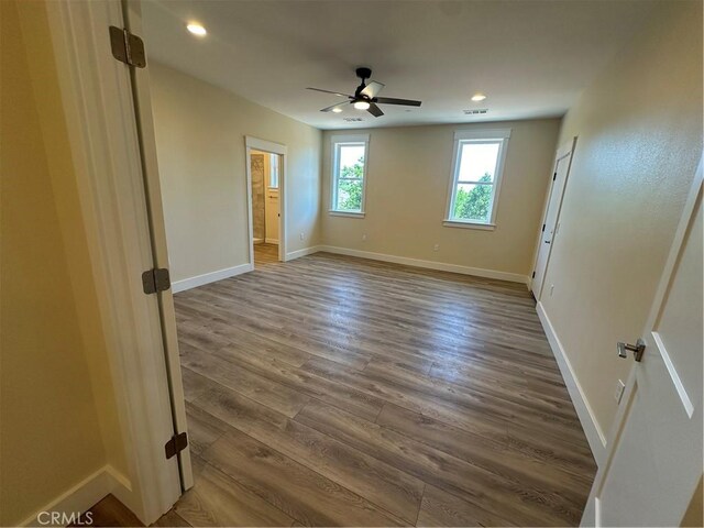 unfurnished room with dark wood-type flooring and ceiling fan