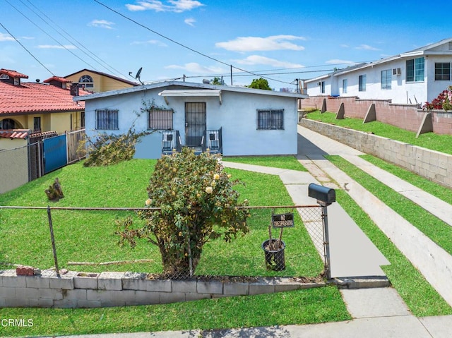 view of front facade featuring a front lawn