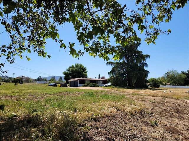 view of yard featuring a rural view