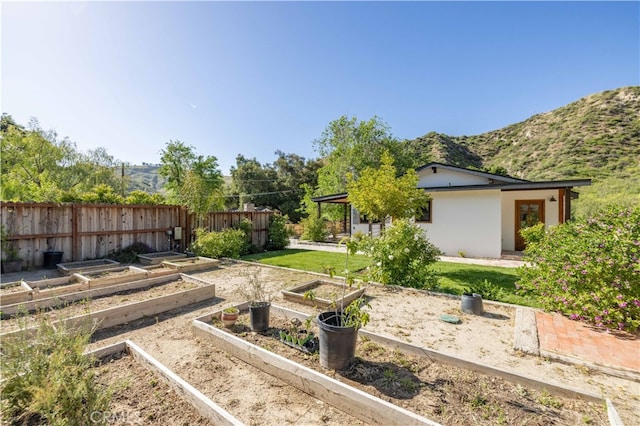 view of yard with a mountain view