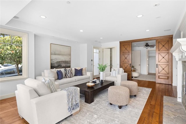 living room featuring recessed lighting, light wood-style flooring, and baseboards