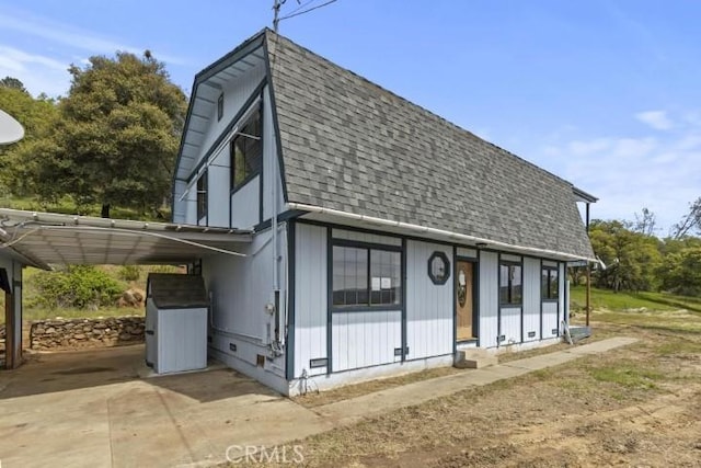 view of front of house with covered porch and a carport