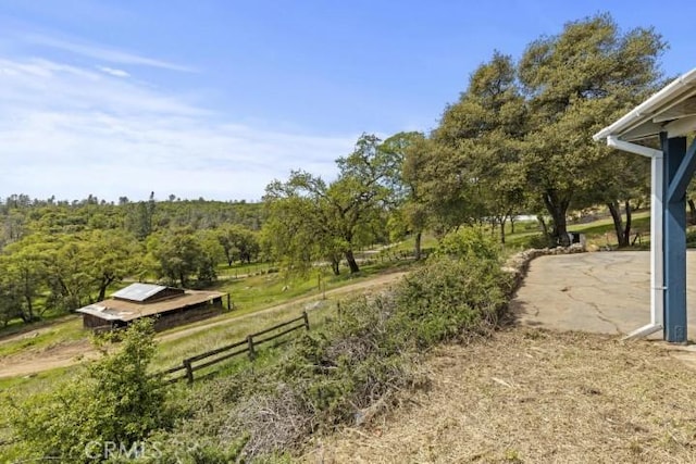 view of yard featuring a rural view