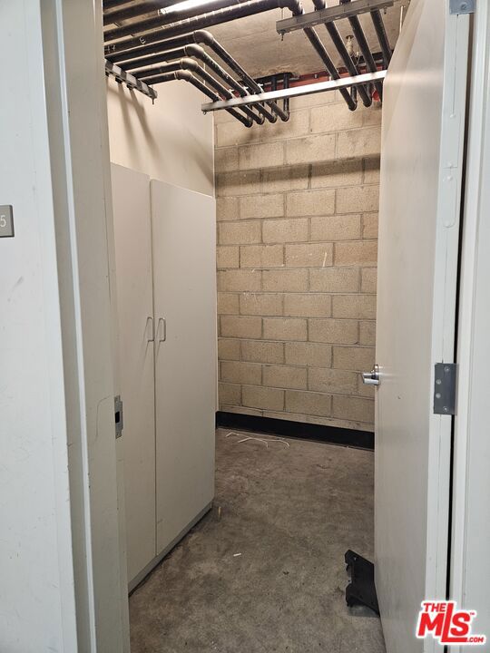 bathroom with concrete floors