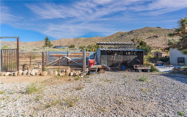 view of yard featuring a mountain view