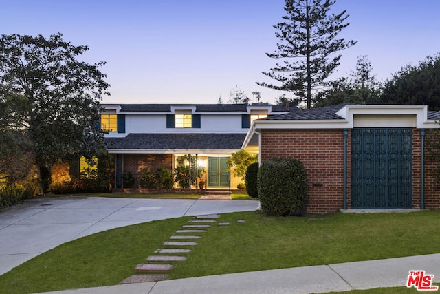 view of front of property featuring a lawn