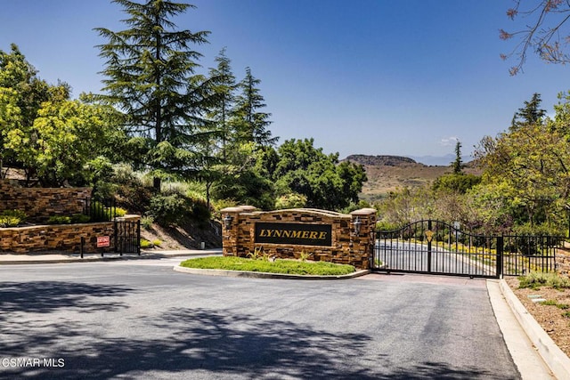 community / neighborhood sign featuring a mountain view