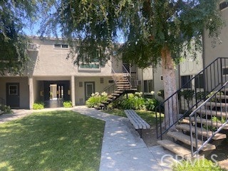 view of front of house featuring a front lawn