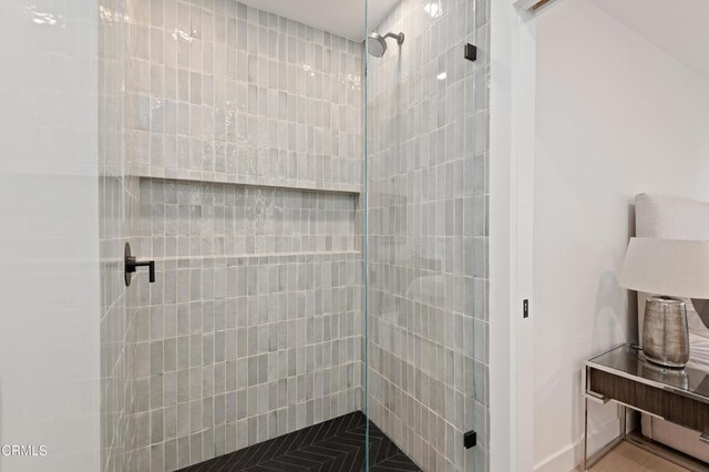 bathroom featuring a tile shower