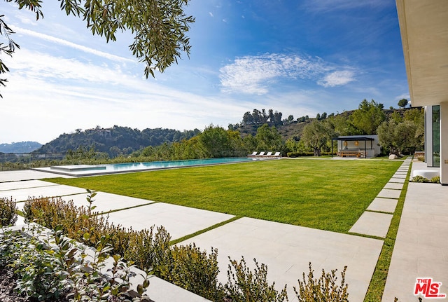 view of yard featuring a mountain view