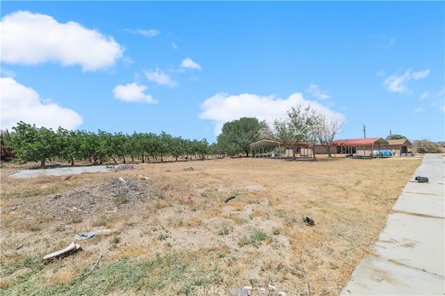 view of yard featuring a rural view