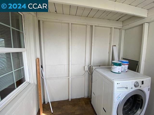 laundry area featuring washer / dryer