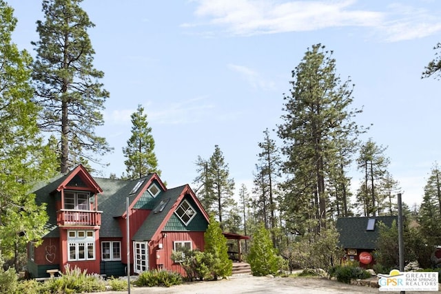 view of front of property featuring a balcony