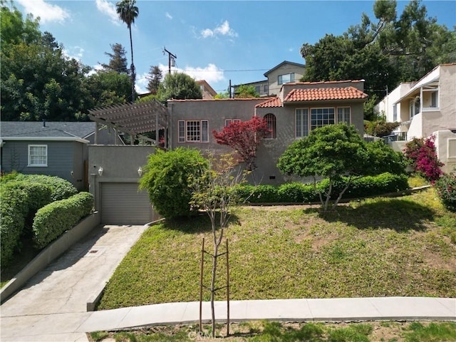 view of front of home featuring a pergola and a front lawn