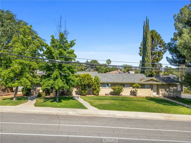 view of front of house with a front lawn