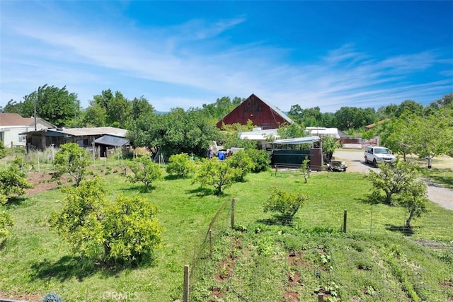 view of yard featuring a rural view