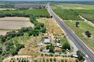 birds eye view of property featuring a rural view