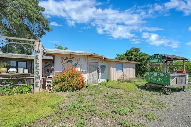 view of front of property featuring an outbuilding