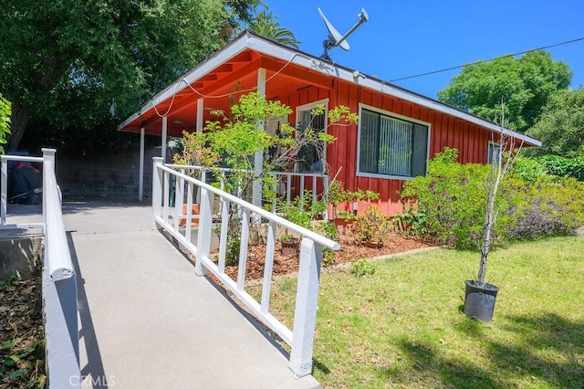 view of side of property featuring a lawn