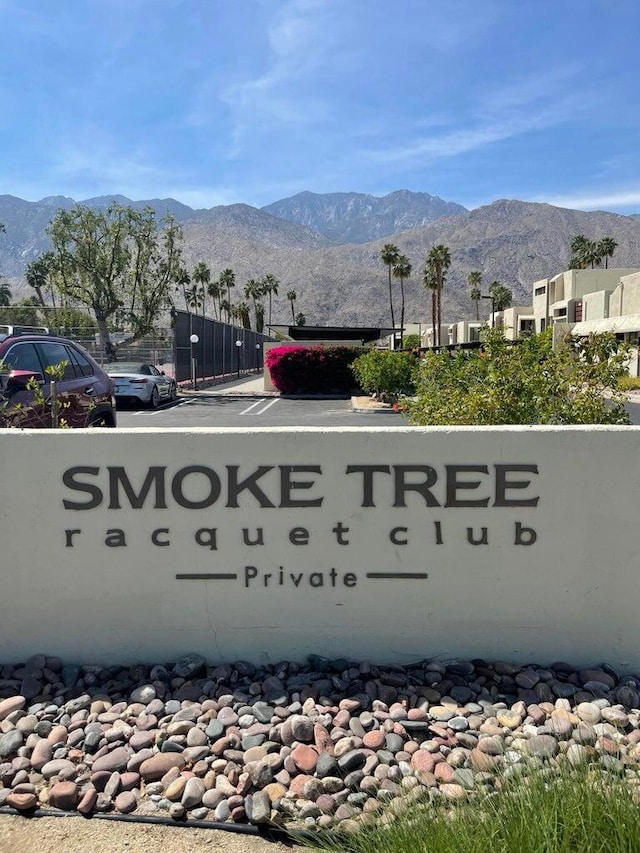 community / neighborhood sign featuring a mountain view