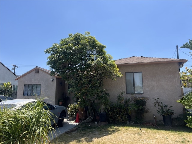 view of front of house featuring a front lawn