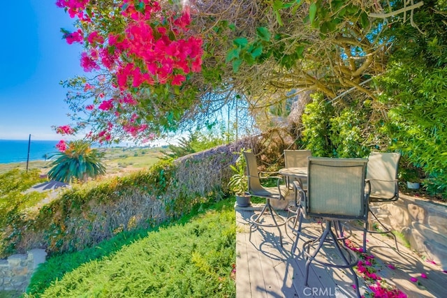 view of yard featuring a water view