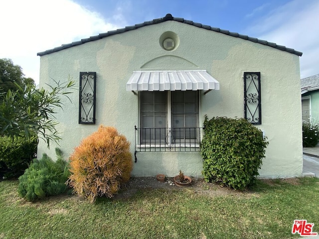 view of front facade featuring a front yard