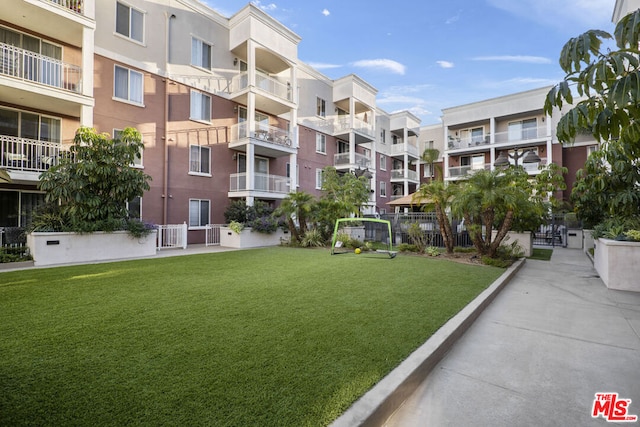 view of home's community featuring a yard