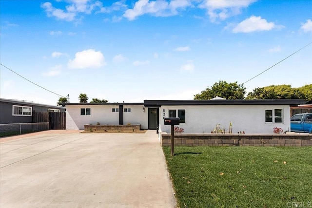 ranch-style house featuring a front yard