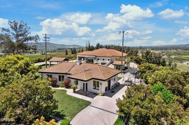 view of front of property featuring a front yard