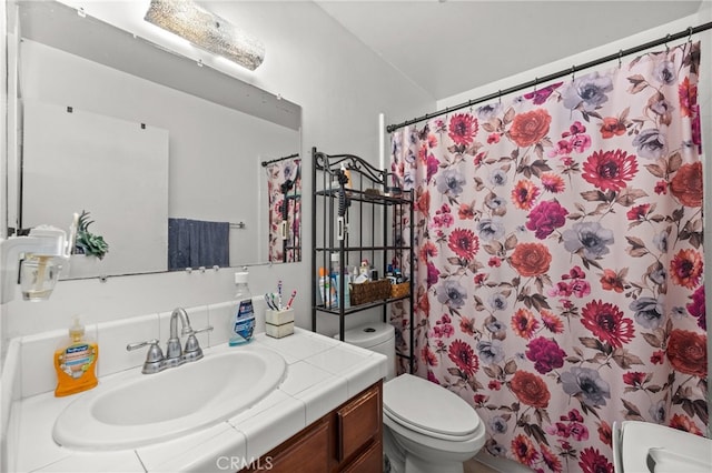 bathroom with a shower with curtain, vanity, and toilet