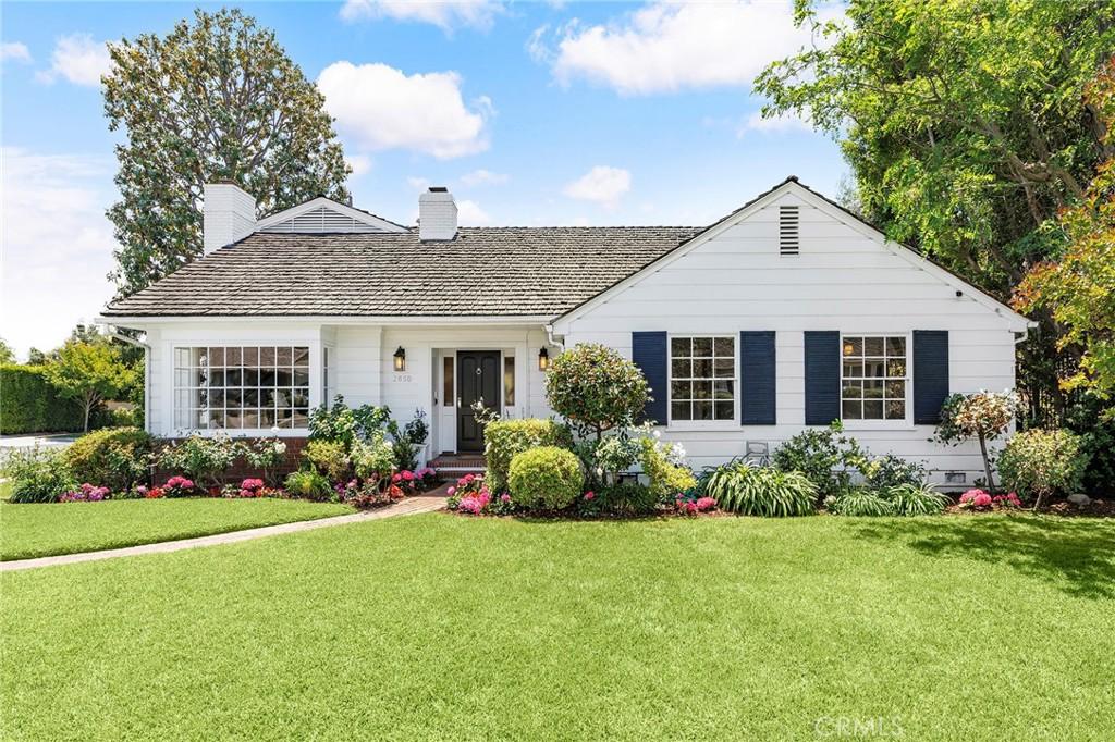 single story home with a front lawn