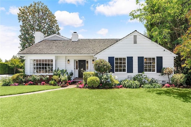 single story home with a front lawn