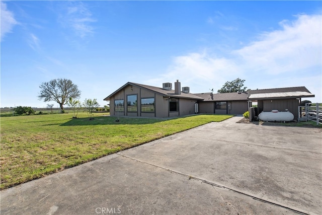 ranch-style home with a front yard