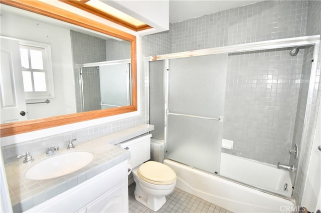 full bathroom featuring vanity, toilet, decorative backsplash, and enclosed tub / shower combo